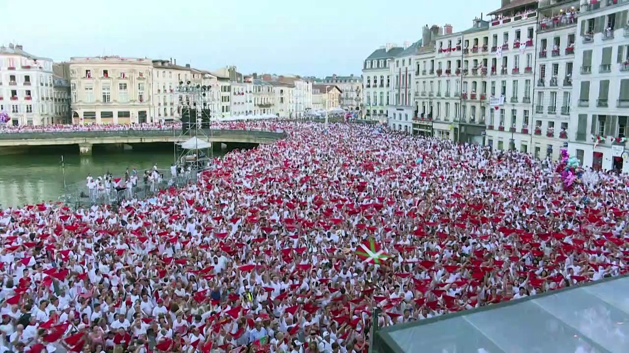 Crowds flock to France's Bayonne festival