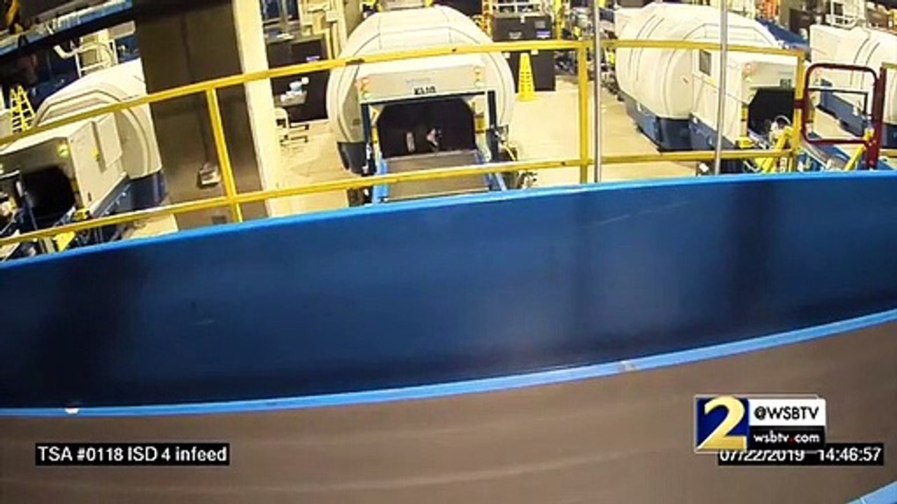 Un enfant fait un tour de tapis roulant à bagages