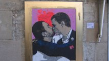 Sánchez e Iglesias se 'besan' apasionadamente en un graffiti