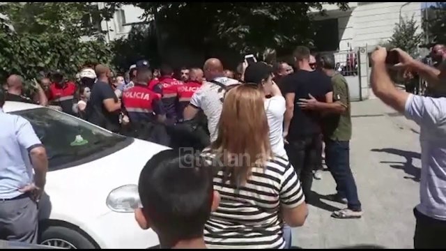 Protestuesit e unazes perplasen me policine