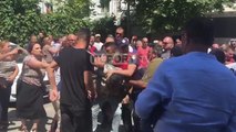 Report TV - Tensione në Gjykatën e Tiranës, momenti kur policia ndalon dy nga banorët e 'Astirit'