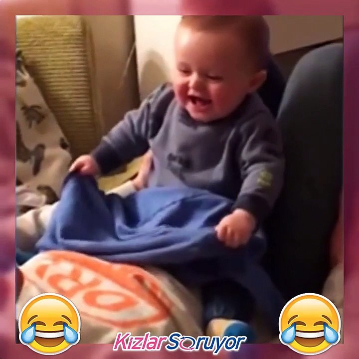 Babasıyla oynayan bebek