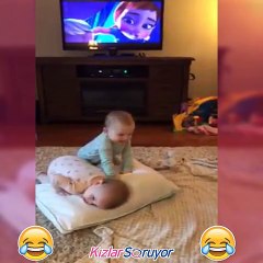 Çizgi filmi taklit eden bebekler