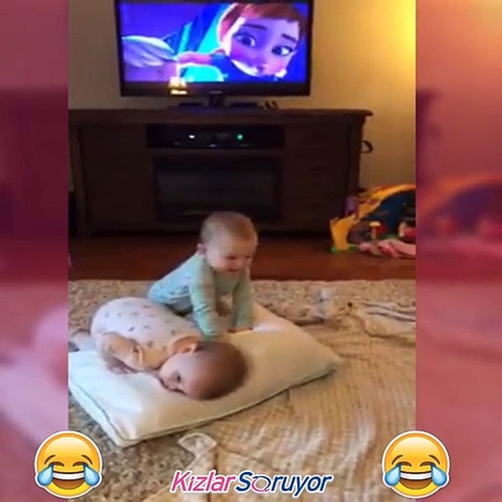 Çizgi filmi taklit eden bebekler