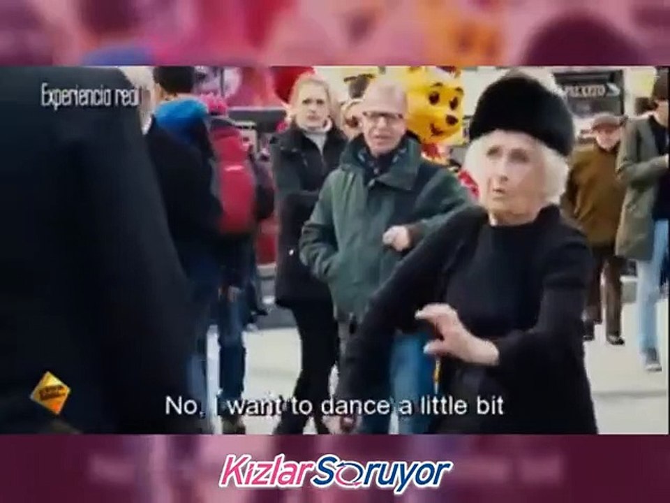 Dans eden yaşlı kadın