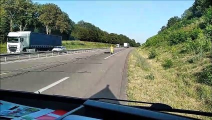 Les hommes en jaune veillent à la sécurité sur autoroute