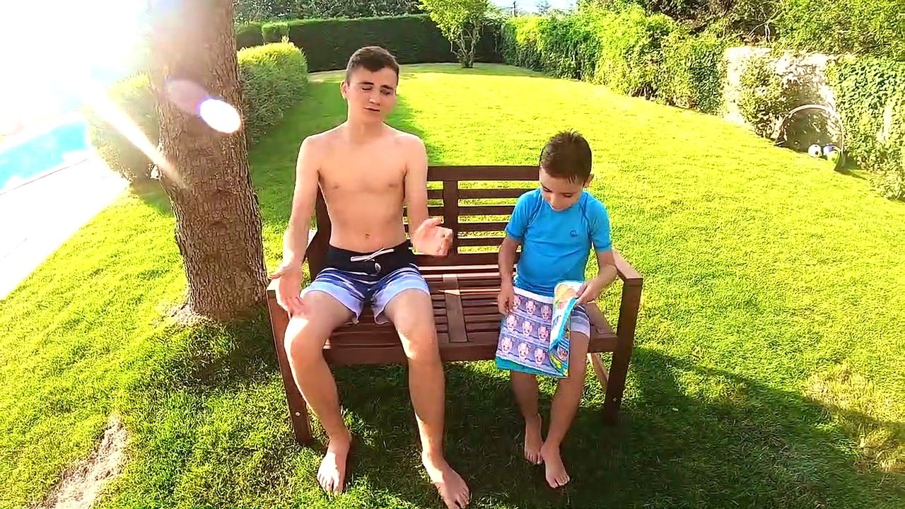 1ÈRE BAIGNADE DANS LA PISCINE - Challenges & Défis