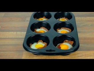 Enrole bacon como um anel dentro de uma forminha, adicione um ovo e... já para o forno!