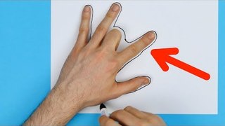 Ele encolhe o dedo do meio e desenha ao redor da sua mão. Isso é simplesmente genial!