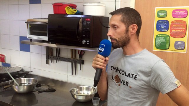 La préparation du rougail saucisses avec Sandrine