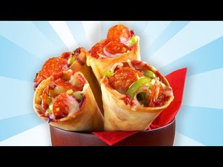 Cornets de pizza garnis pour un en-cas qui tient dans la main.