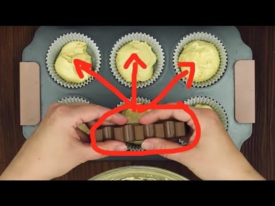 Placez un Kinder Chocolat dans un moule à muffin. Le résultat est délicieux !