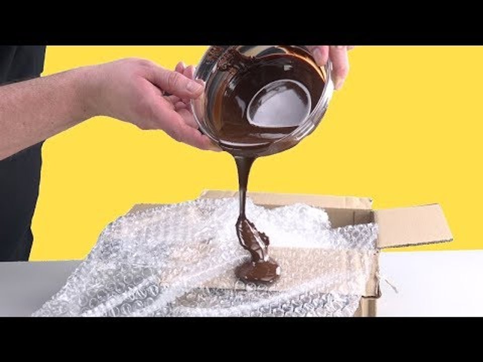 Versez du chocolat sur du papier bulle : le résultat est unique.