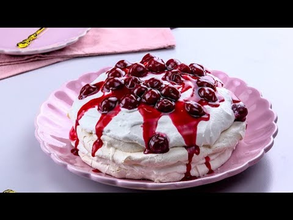 Pavlova aux cerises : un mélange fruité et meringué.