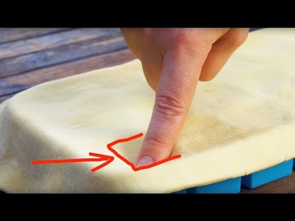 Déposez de la pâte à pizza sur un bac à glaçons et faites cuire. Wahou !