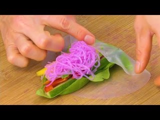 Faites cuire des nouilles dans l’eau du chou rouge et enroulez-les dans le papier