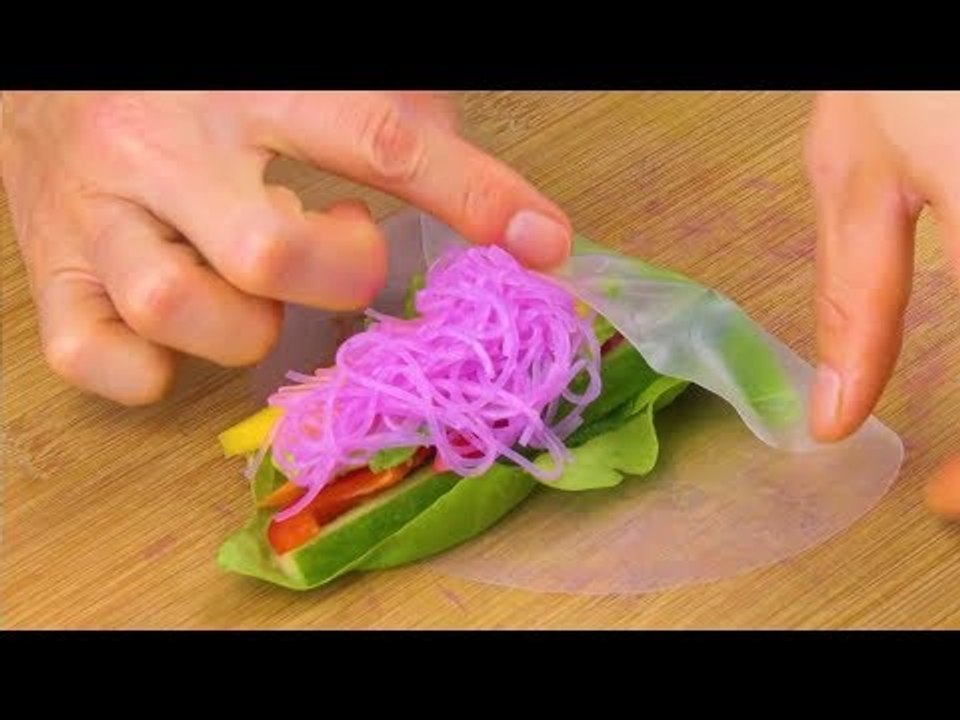 Faites cuire des nouilles dans l’eau du chou rouge et enroulez-les dans le papier
