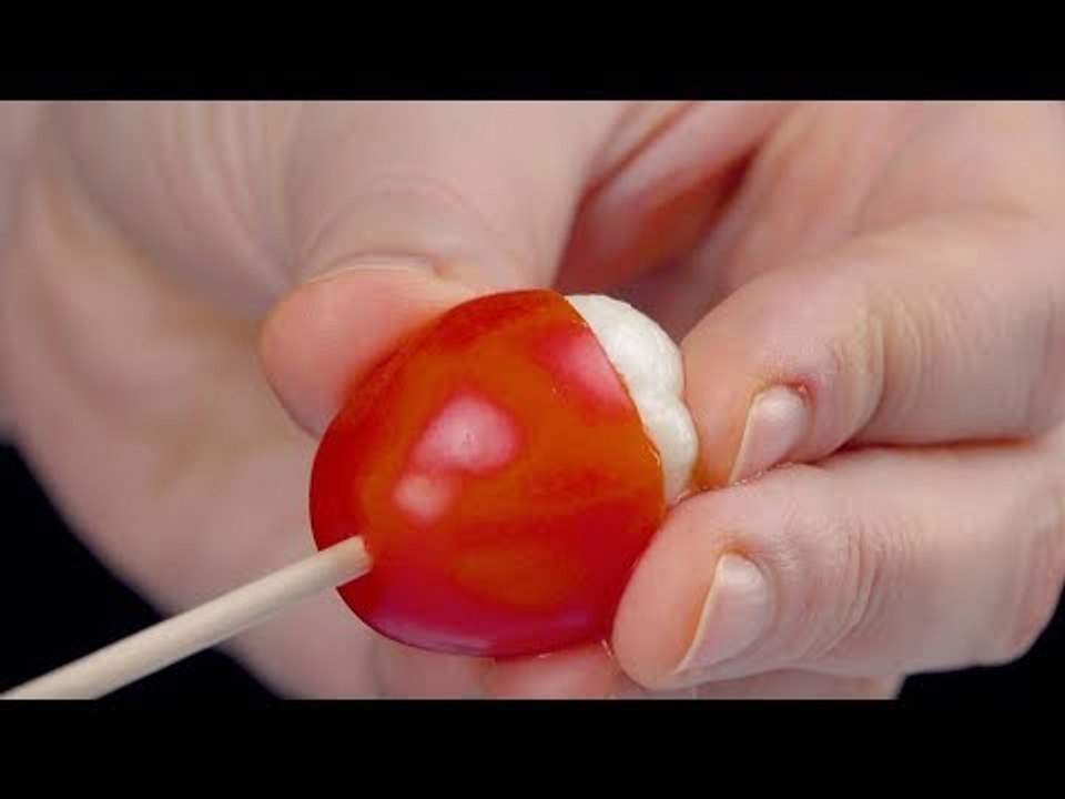 Plantez le pic à brochette dans la tomate pour une décoration au top