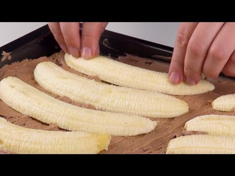 Mettez 10 moitiés de bananes sur le gâteau. Ça en jette !