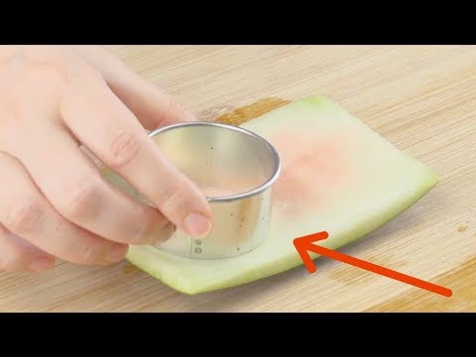 Poignardez la rondelle de pastèque sans chair. Au final, vous faites littéralement des yeux !
