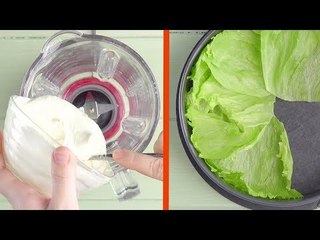 Jetez le fromage frais dans le mixeur et les feuilles de salade dans le moule à gâteau
