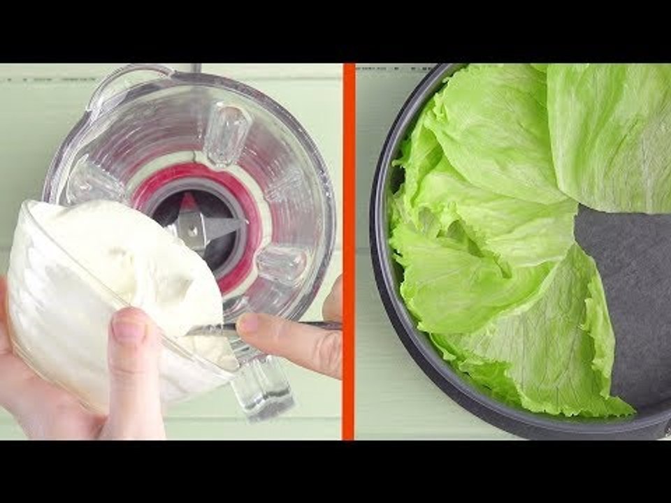Jetez le fromage frais dans le mixeur et les feuilles de salade dans le moule à gâteau