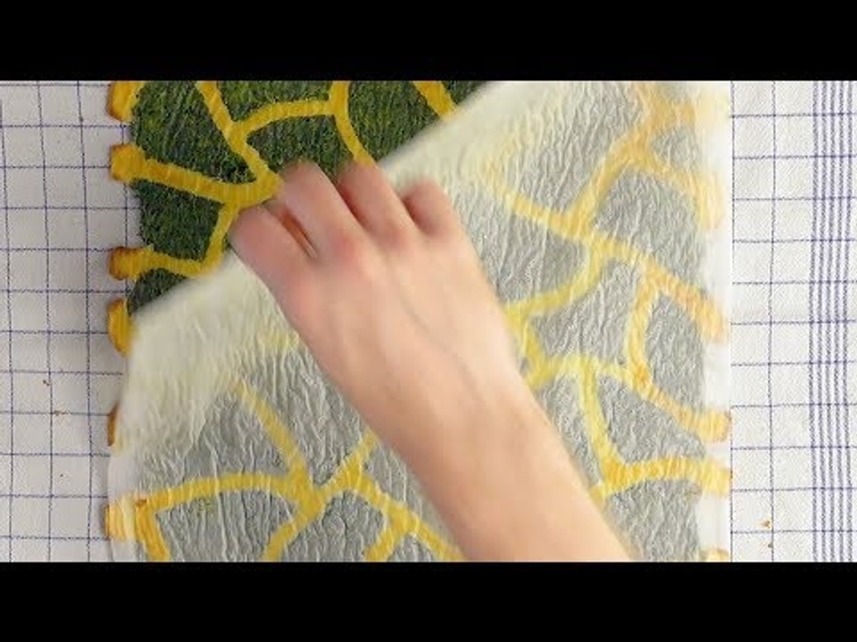 Dessinez avec la purée sur la plaque. Une fois sortie du four, le résultat est magique !