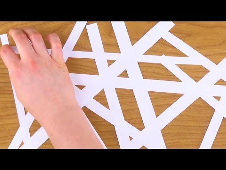 Mettez du papier sur le gâteau au chocolat. Ensuite, saupoudrez.