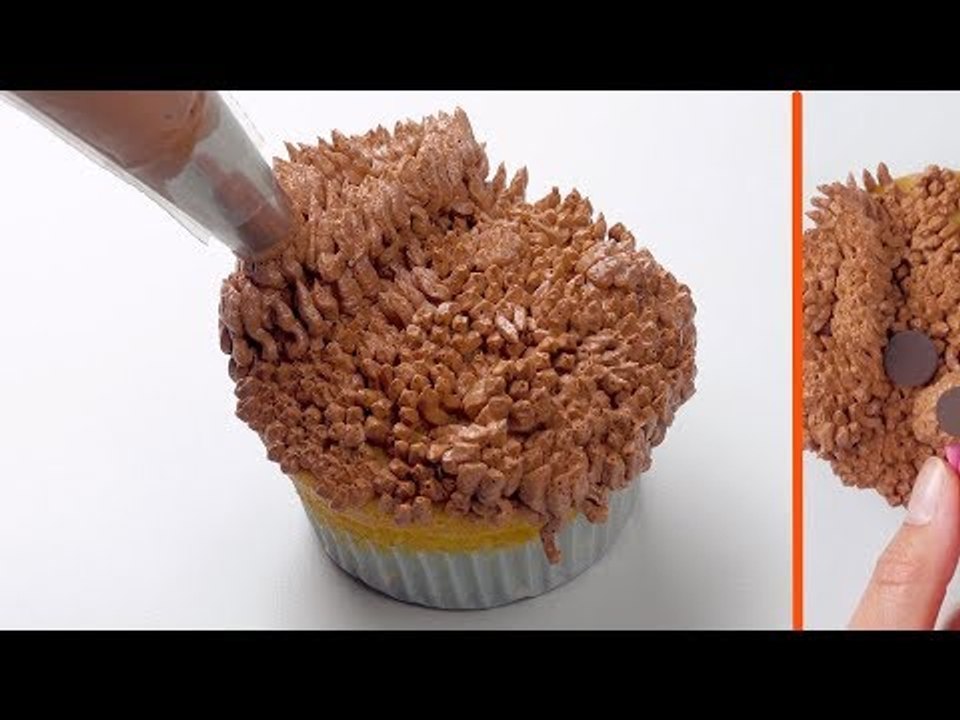 Une femme peint sur ses cupcakes. Vous devez voir ça !