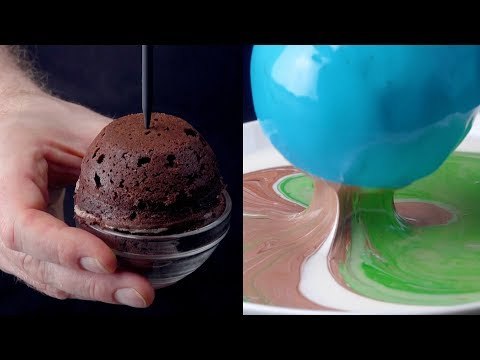 Enfoncez le bâton dans la boule de gâteau. Ce qui se passera ensuite vous laissera sans voix.