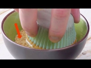 Mettez le muffin à l'envers dans le mélange. Vous n'allez pas le croire !