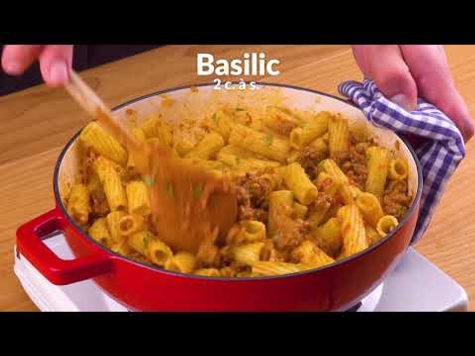 Faites revenir les pâtes en forme de ruban dans l'emporte-pièce ! Surprise !
