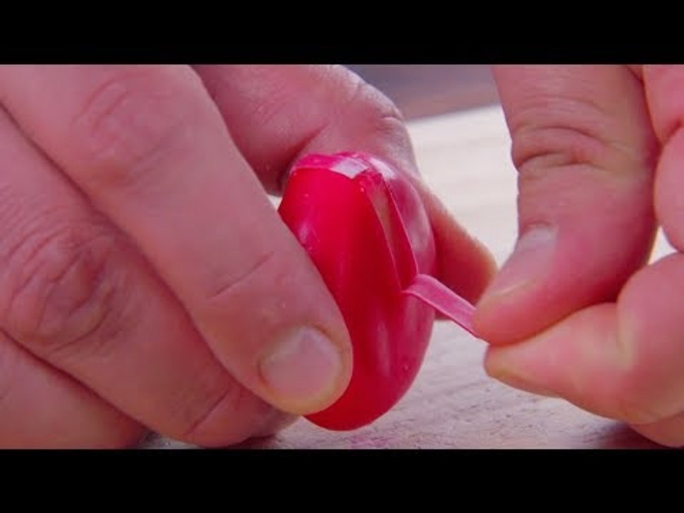 Déballez le Babybel et coupez-le en deux. Vous êtes loin d'imaginer ce qu'il va se passer !