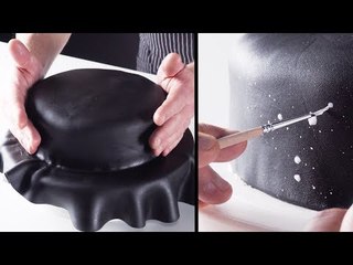 Le gâteau est sorti du four et emballé d'une couverture noire