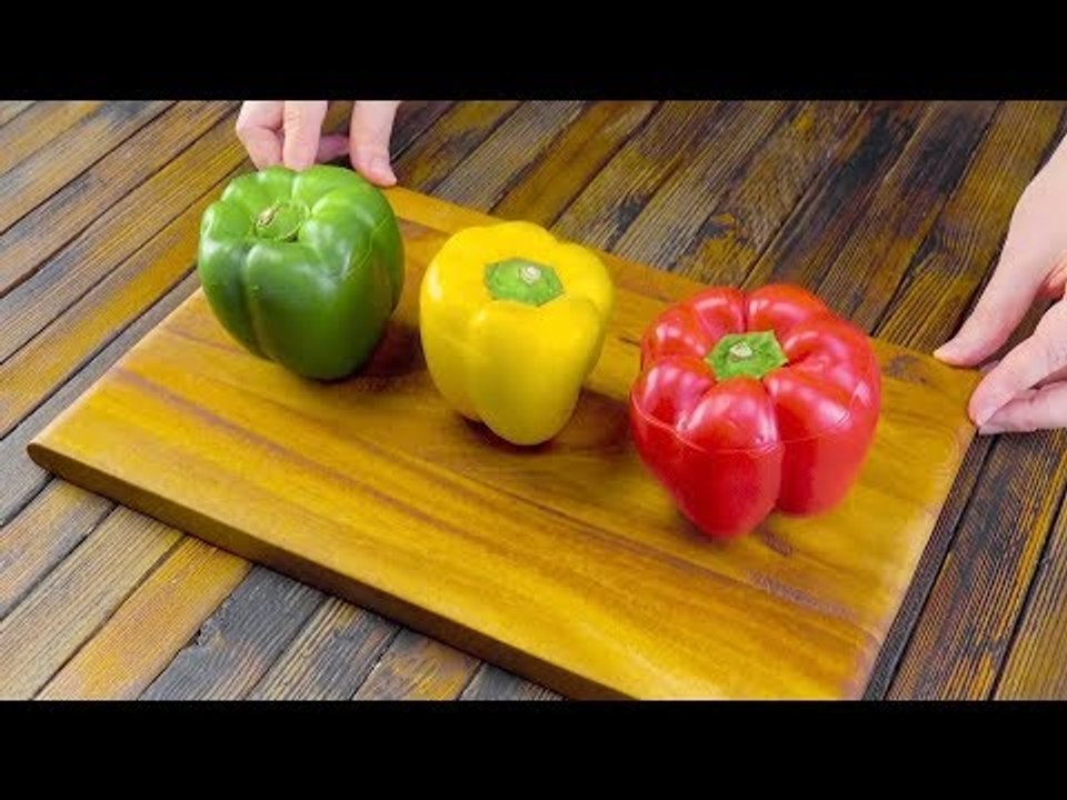 Posez 3 poivrons sur la planche à découper. Si vous les cuisinez comme ÇA, vous allez être étonné !