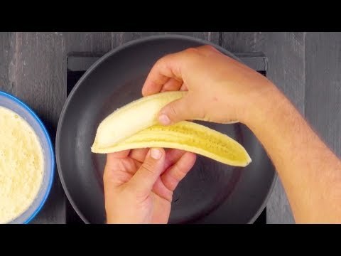 Déposez les 4 demi-bananes dans la poêle et versez la pâte dessus. Ça va être génial !