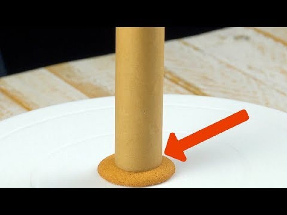 Placez le papier sulfurisé sur le biscuit. Après 20 minutes au congélateur, vous serez étonné.