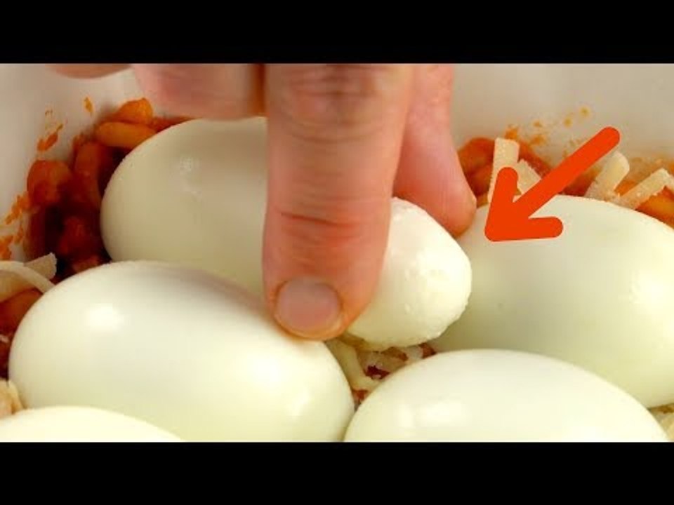 Il met 12 mini boules dans les trous. Après 40 minutes, tout le monde flippe !