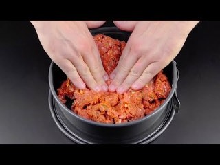Pressez le mélange dans le moule à gâteau. Retirez ça du four. Génial !