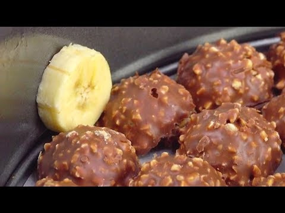 Coupez 10 boules de chocolat en deux et placez-les avec 11 tranches de banane dans un moule.