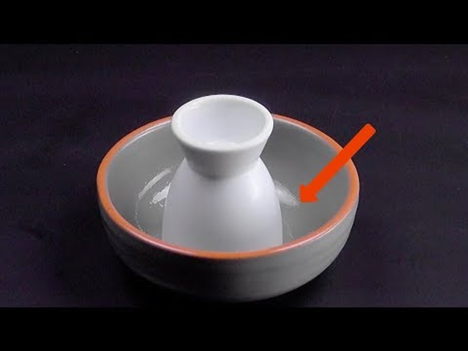 Posez un coquetier à l'envers dans un saladier. Ça va être délicieux !