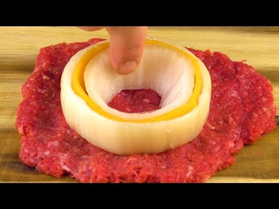 Il emballe 4 tranches de fromage entre 2 rondelles d'oignon. Ce qui s'ajoute...