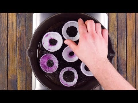 Il met 7 rondelles d'oignon dans la poêle. Ce qui sera servi plus tard étonnera tout le monde !