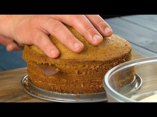 Voilà pourquoi il passe le gâteau au décapeur thermique. Ingénieux !