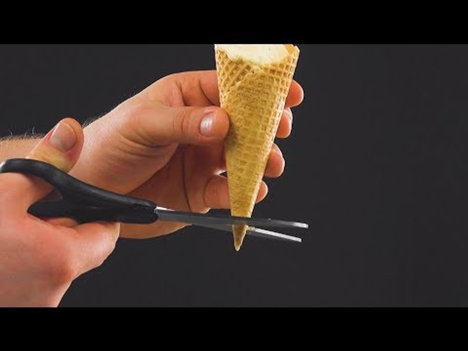 Voilà pourquoi il fait un trou dans le cornet. Je n'y aurais jamais pensé.