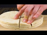 Empilhe 10 tortillas e corte-as em 4 tiras. Depois, coloque-as na forma!