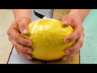 Todos ficam loucos na Páscoa porque ele embrulhou o melão em película aderente.
