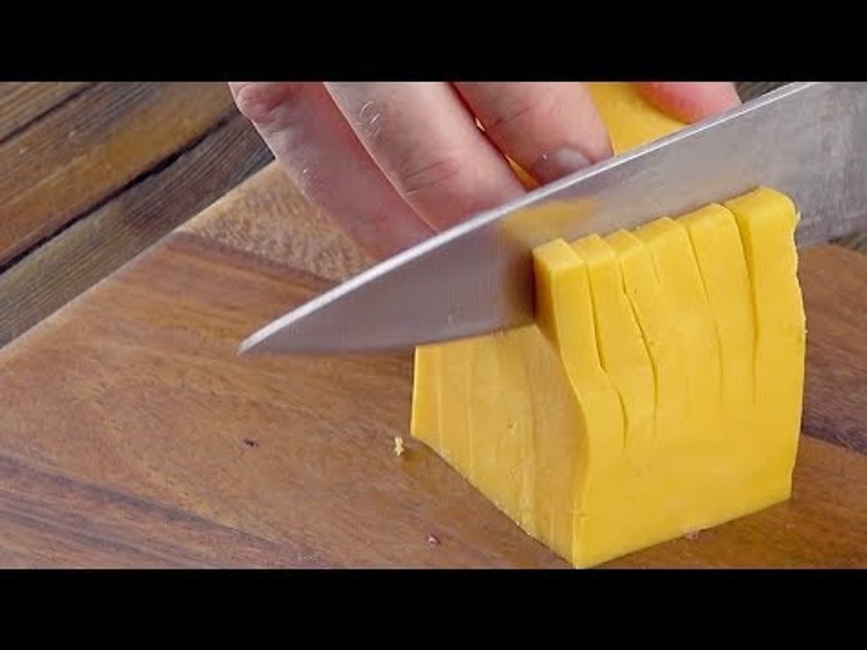 Pegue uma faca e corte o quadrado amarelo assim. Você vai ficar louco!