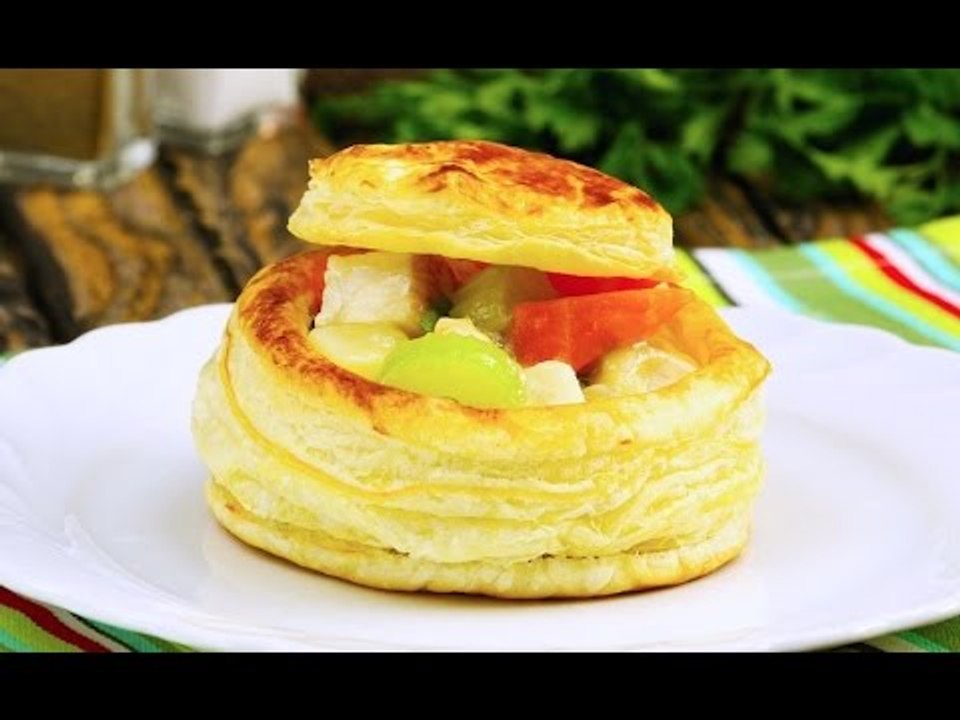 Quente e deliciosa: tortinha folhada de frango e legumes