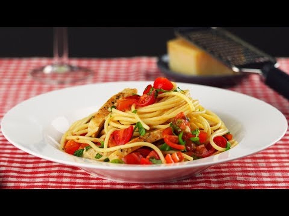 Um clássico Mediterrâneo: espaguete com frango